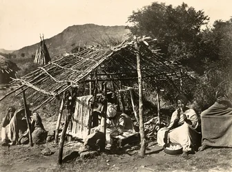 „Budování říše“ ve fašistickém věku: ženy zaměřené na tkaní, 9.5.1936 (černobílá fotografie)