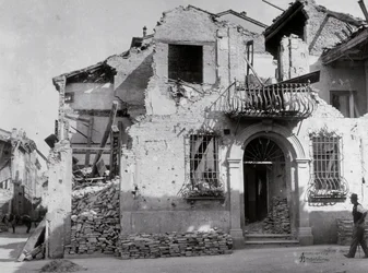 Bombardování Sermida: dům vážně poškozený během druhé světové války. Je vidět část fasády