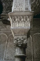 Sloupový kapitál, z hlavního nádvoří, postavený Saadians v roce 1565 (cedrové dřevo a štuky)