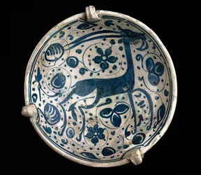 Mudéjarské umění: modrý keramický pohár zdobený jelenem z Paterny, Manisesu (hispánsko-maurský styl). 14. nebo 15. století, Barcelona. Muzeum keramiky v Barceloně, Španělsko