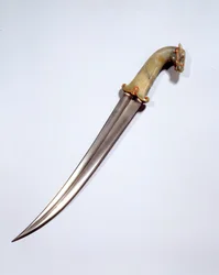 Mughalské umění: dýka s koňskou hlavou z damaškované oceli. 17. století. Výška 0,5 m, Paříž, Musée du Louvre