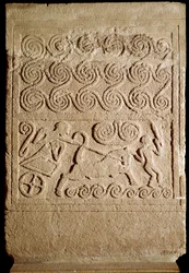 Mykénské umění: vápencová náhrobní stéla s vyobrazením bitvy, z Mykén. 16. století př. n. l. Rozměry: 133 cm. Athény, Národní archeologické muzeum