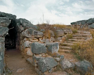 Mykénské umění: krytý průchod mykénské citadely, město Tiryns, kolem roku 1200 př. Kr. Řecko