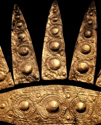 Mykénské umění: detail zlatého pohřebního diadému z hrobky III, Mykény, 16. století př. n. l., rozměry 14 cm, Athény, Národní archeologické muzeum