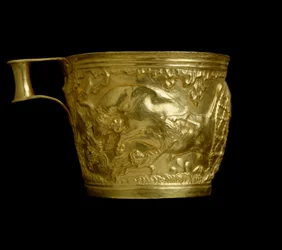 Mycenian art: zlatý pohár odpuzuje s vyobrazením scény zachycení býků z místa Vapheio (nebo Vaphio nebo Vafio). 1500 před naším letopočtem. Ztlumit. 8,4 cm Národní archeologické muzeum Athény Řecko.