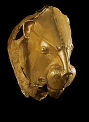Mykénské umění: zlatý rhyton, obřadní nádoba ve tvaru lví hlavy, z hrobky IV v Mykénách. 16. století př. n. l. Rozměry: 14 cm. Athény, Národní archeologické muzeum