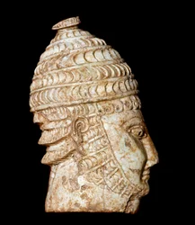 Mykénské umění: malá hlava válečníka vyřezaná ze slonoviny z hrobky III, Mykény, 14.-13. století př. n. l., rozměry 5 cm, Athény, Národní archeologické muzeum