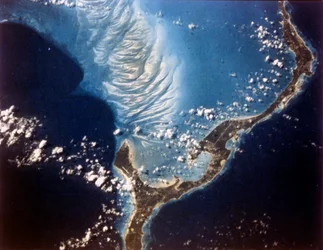 Země z vesmíru - ostrov Eleuthera, Bahamy, osmdesátá léta 20. století.