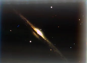 Galaxie Needle v Coma Berenices.