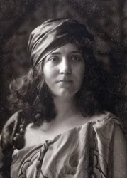 Lea Pirou, turban, který si drží vlasy