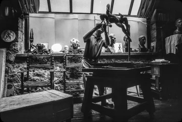 Sochař Walker Hancock při práci ve svém ateliéru