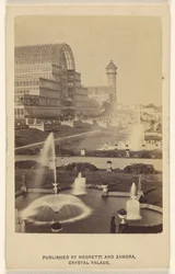 [Pohled zvenčí na Crystal Palace a pozemky]