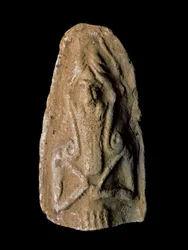 Sumerská civilizace: figurka boha válečníka. Terakotová soška. Rozměry: 9 cm. Novosumerské období (mezi 2093 a 2004 př. n. l.). Z okolí naleziště Ur. Bagdád, Irácké národní muzeum