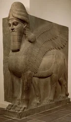 Okřídlený lev s lidskou hlavou (lamassu), cca 883–859 př. n. l. (sádrovec alabastr)