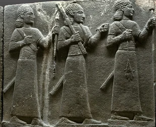 Reliéf zobrazující chetitské soudní úředníky z tureckého kamene