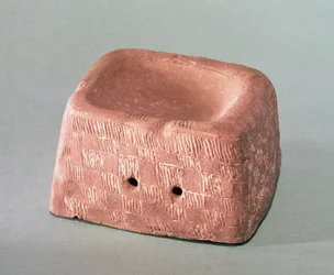 Podpěra vázy používaná jako hořák na parfémy, Chassenská kultura, 3000-2500 př.nl (keramika)