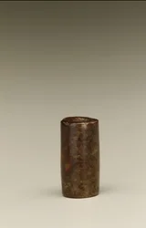 Válcový korálek, oblast jezera Tai, kultura Liangzhu, 3300-2250 př.nl (nefrit)