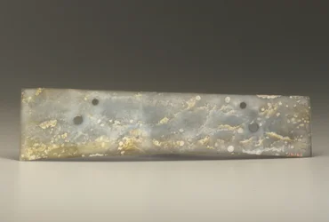 Vidlicový sekáč (zhang), kultura Qijia, cca 2500-2000 př. n. l. (nefrit)