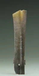 Vidlicový sekáč (zhang), kultura Qijia, cca 2500-2000 př. n. l. (nefrit)