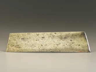Vidlicový sekáč (zhang), kultura Qijia, cca 2500-2000 př. n. l. (nefrit)