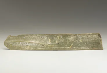 Sklízecí nůž (hu), kultura Qijia, cca 2500-2000 př.nl (nefrit)