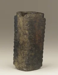Vysoká trubka (cong) oblast jezera Tchaj-wan, kultura Liangzhu, 3300-2250 př. n. l. (jadeit)