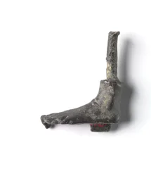 Bronzová hora z „Shawabty Bundle“: Noha, konec 18. až 19. dynastie, cca 1336–1256 př. n. l. (bronz)