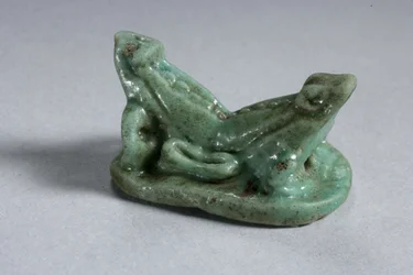 Skaraboid dvou spojených žab, 18.–19. dynastie, 1540–1186 př. n. l. (fajáns) (viz 270367 na spodní straně)