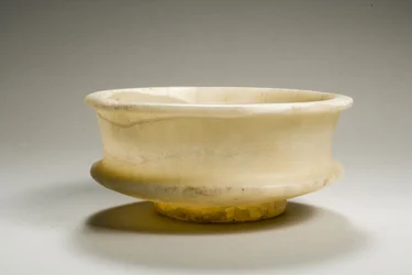 Tazza, 18.–19. dynastie, 1540–1186 př. n. l. (alabastr)