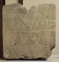 Bůh Amon objímající Ramesse II., Karnak, cca 1401-1213 př. n. l. (pískovec)