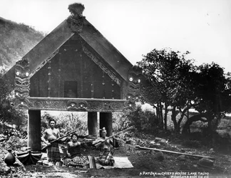 Patuka nebo Chiefs House, Lake Taupo, Nový Zéland, c.1863-80