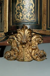 Detail komody Ludvíka XIV. (ormolu, mosaz, želvovina a ebenová koule) (viz také 486114-19)