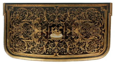 Detail komody Ludvíka XIV. (ormolu, mosaz, želvovina a ebenová koule) (viz také 486114-19)