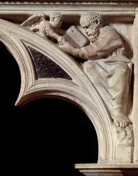 Gotické umění: ""Svatý Mathieu Evangelist"" detail oblouků mramorové kazatelny vyřezal Nicola Pisano