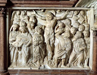 Itálie, Toskánsko, Pisa, Piazza dei Miracoli, katedrála, mramorová kazatelna, panel s Ukřižováním od Giovanniho Pisana