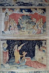 Vising of Revelation (1373-1383), n. 47: Beránek na hoře Sion. Níže, n. 55, Anděl zvedne vinnou révu země, která se nalila do velké kádě Božího hněvu, káď přeteče a krev repanduje. Tapiserie od Nicolase Bataille (1330-1405)