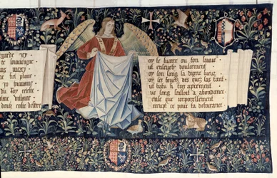 Vising of the Revelation (1373-1383), andělé nesoucí nástroje umučení. Tapiserie od Nicolase Bataille (1330-1405)