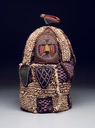Svatyně House of the Head (ile ori), konec 19. až počátek 20. století (kůže, mušle z cowrie, skleněné korálky, látka a kov)