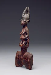 Taneční hůlka Shango ("oshe" Shango), konec 19. až začátek 20. století (dřevo, pigment a kov)