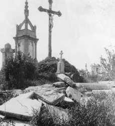 Poškozené hroby, starý komunální hřbitov, Ypres, Belgie, první světová válka, c1914-c1918