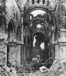 Poškozený interiér Albert Cathedral, Francie, první světová válka, c1914-c1918