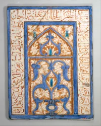 Dlaždice s Niche Design, Írán, datováno A.H. 860 A.D. 1455-56.