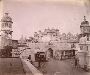 Näkymä kaupungin palatsille, sisäänkäynnin portti etualalla, Udaipur