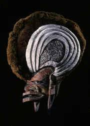 Maska přilby (tatanua), Severní Nové Irsko, Papua Nová Guinea