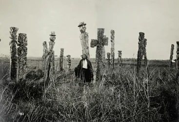 Modlitba na hřbitově, Araucano, Chile (želatinový stříbrný tisk)