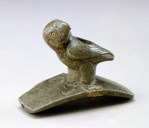 Falconova podobizna dýmka, 200 př. n. l. – 100 n. l. (potrubní kámen a říční perla)