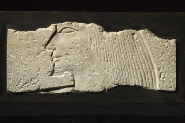 Úlomek reliéfu, 5.–6. dynastie, 2454–2140 př. n. l. (vápenec)