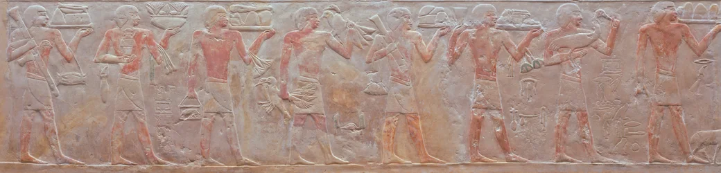 Reliéf průvodu nositelů obětin z hrobky Ny-Ank-Nesut, 2575–2134 př. n. l. (malovaný vápenec)