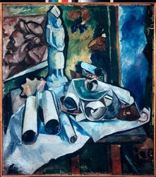 Zátiší s rolemi papíru (nepořádek v ateliéru umělce, soška, ​​malba mužského obličeje a lebky) - Zátiší (Zátiší s rolemi papíru) - Obraz Olgy Vladimirovny Rozanové (1886-1918), olej na plátně