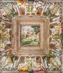 Pohled na strop Adonisovy komnaty a pamětní kameny rodinných příslušníků Rossi, Gonzaga, Riario a Medici, Rocca dei Rossi, San Secondo, Parma, Itálie